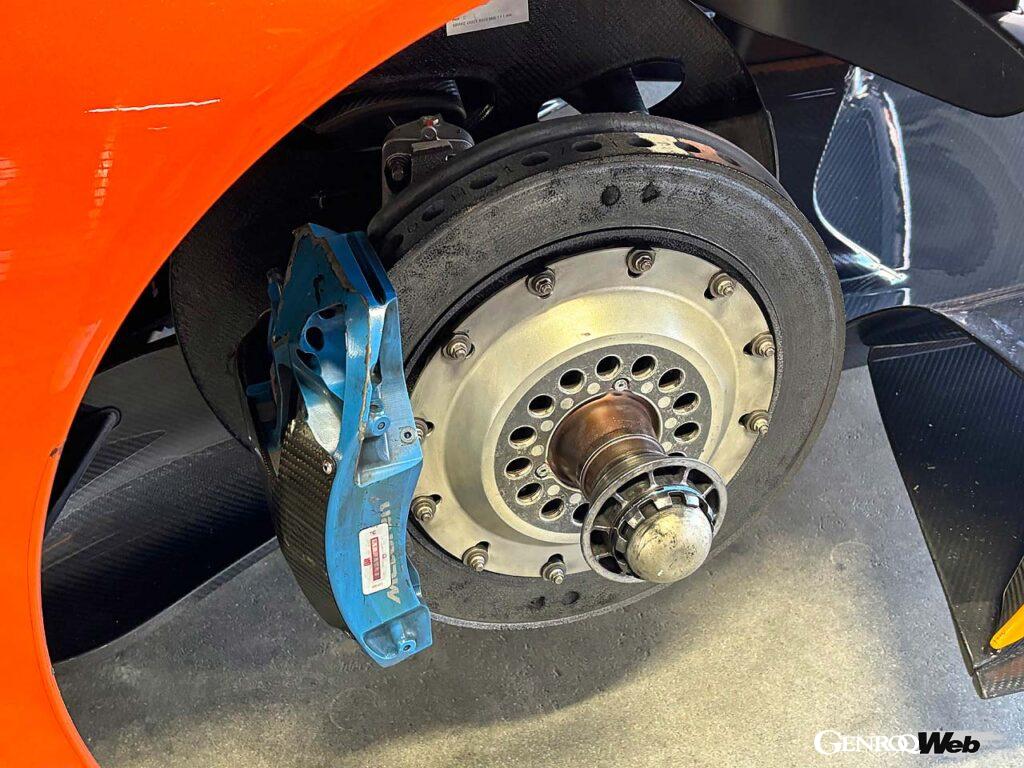 カーボン製ブレーキローターは厚みが市販車とはまるで違う。リヤのキャリパーは下側に装着されている。