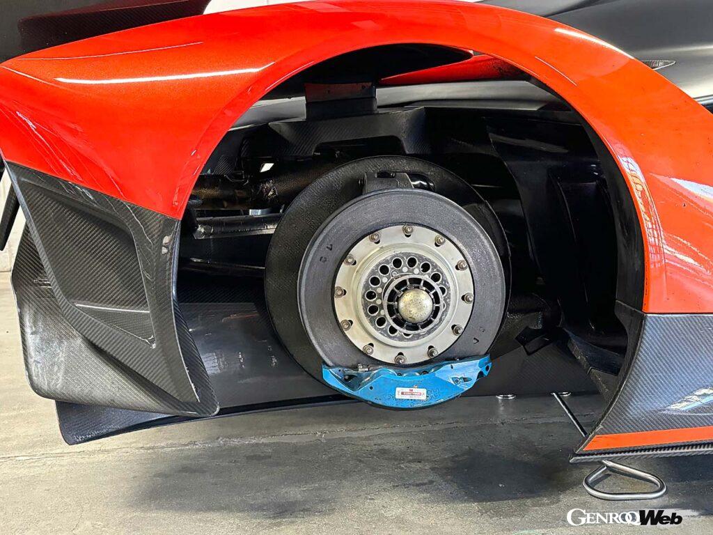 カーボン製ブレーキローターは厚みが市販車とはまるで違う。リヤのキャリパーは下側に装着されている。