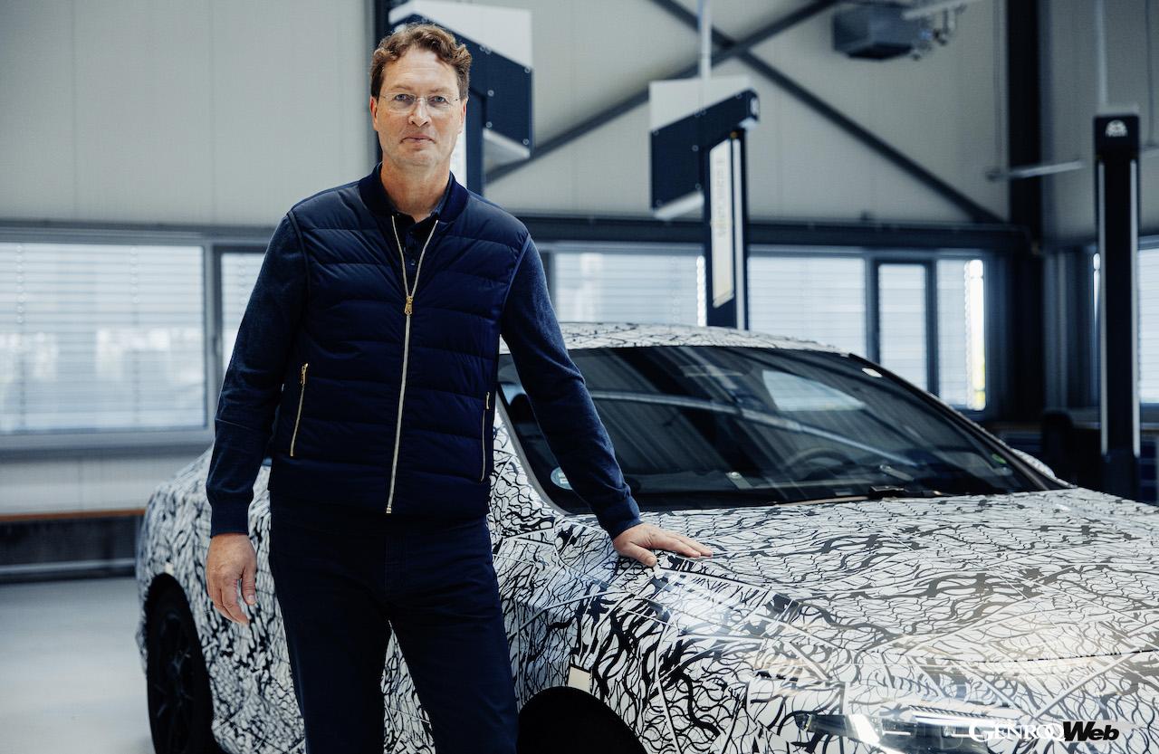 新型「メルセデス・ベンツ CLA」と、オラ・ケレニウスCEO。