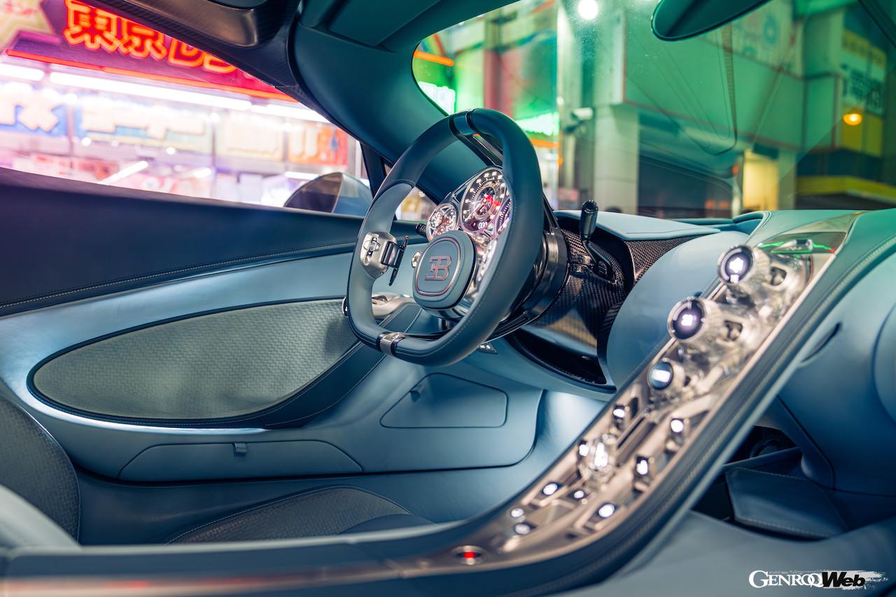 ブガッティは、日本におけるトゥールビヨンのお披露目イベントを東京と大阪で実施。東京では、秋葉原に持ち込み、写真撮影も行った。