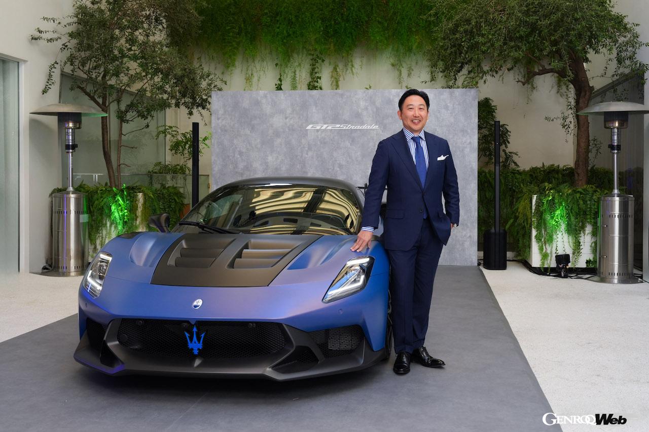 2024年8月のザ・クエイル モータースポーツ・ギャザリングでワールドプレミアされた「マセラティ GT2 ストラダーレ」をイタリアから空輸。写真はマセラティ ジャパンの玉木一史氏とGT2 ストラダーレ。