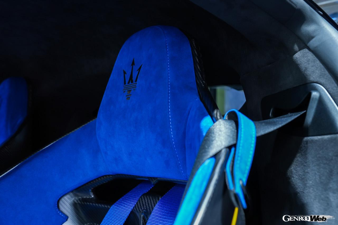 公道走行可能なレーシングカー「マセラティ GT2 ストラダーレ」のインテリア。