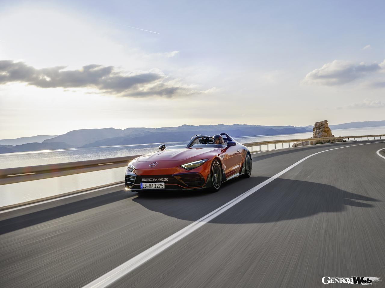 フルオープンバルケッタ「メルセデス AMG ピュアスピード」の走行シーン。