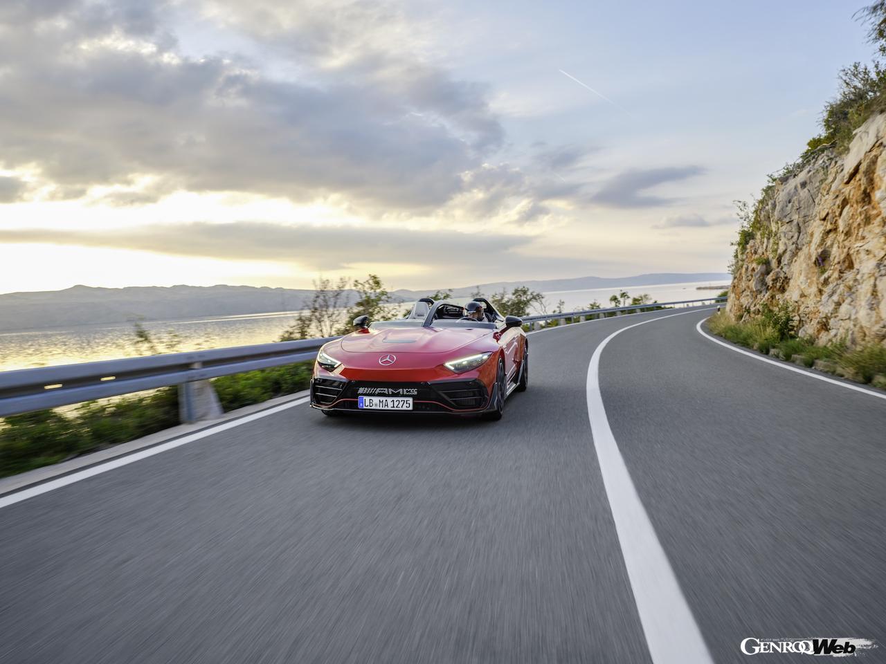 フルオープンバルケッタ「メルセデス AMG ピュアスピード」の走行シーン。