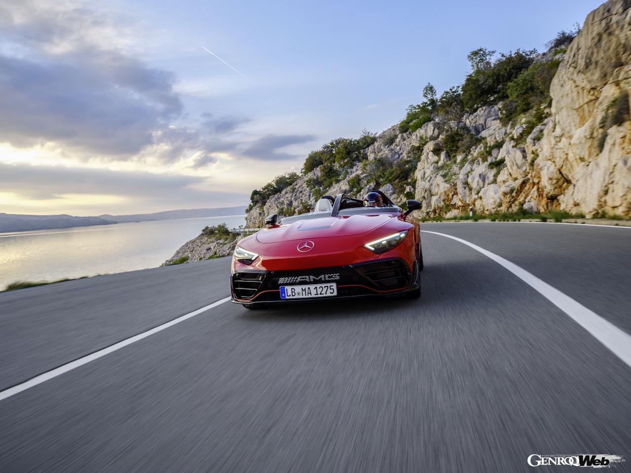 フルオープンバルケッタ「メルセデス AMG ピュアスピード」の走行シーン。