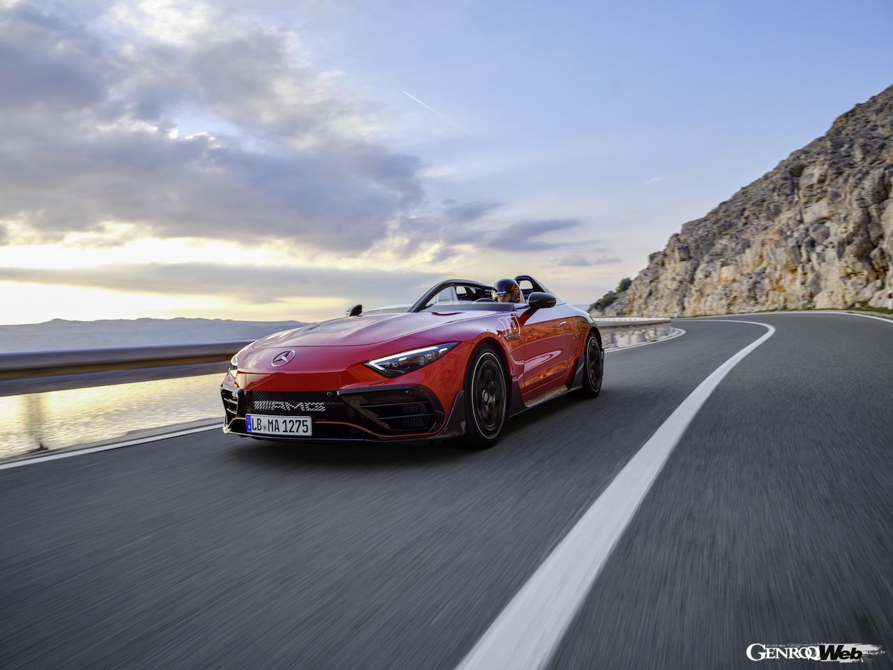 フルオープンバルケッタ「メルセデス AMG ピュアスピード」の走行シーン。