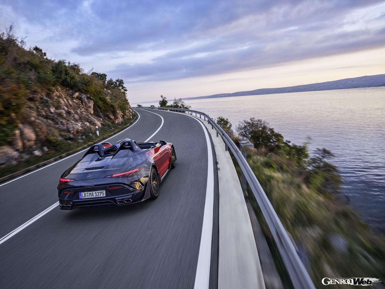 フルオープンバルケッタ「メルセデス AMG ピュアスピード」の走行シーン。