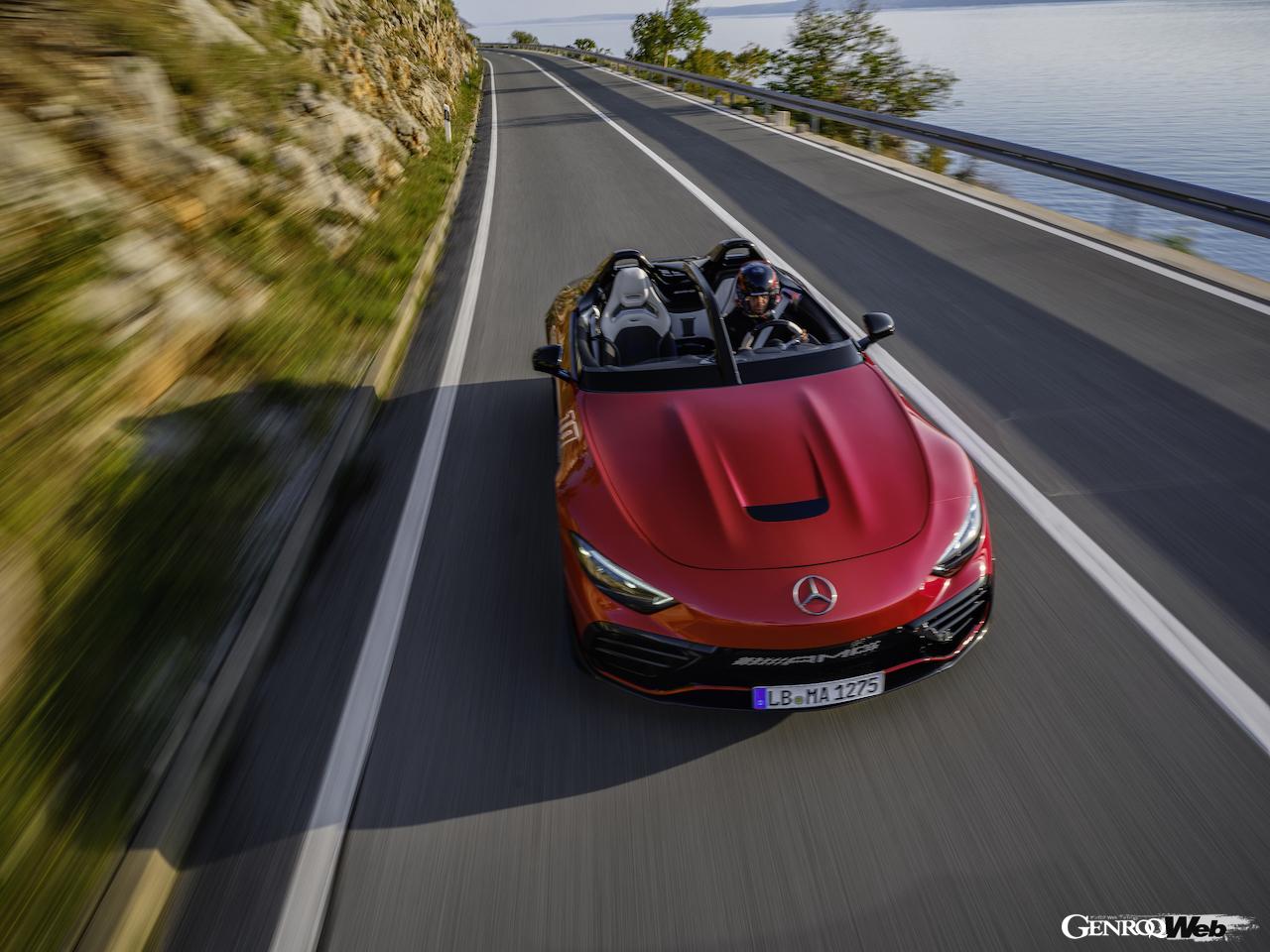 フルオープンバルケッタ「メルセデス AMG ピュアスピード」の走行シーン。