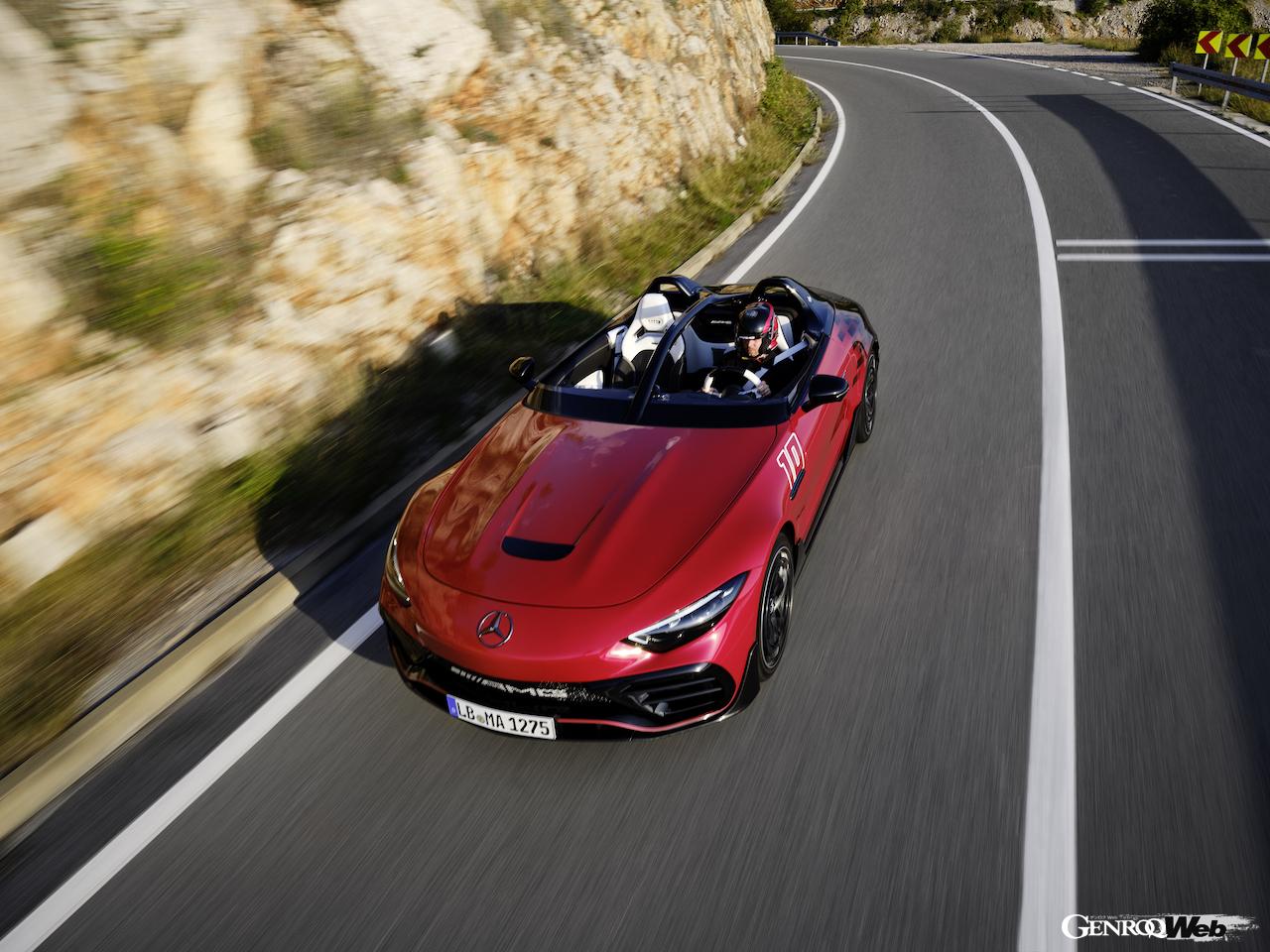 フルオープンバルケッタ「メルセデス AMG ピュアスピード」の走行シーン。