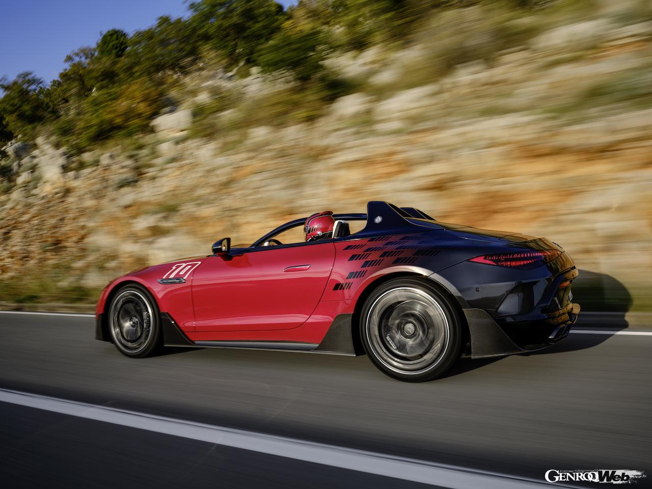 フルオープンバルケッタ「メルセデス AMG ピュアスピード」の走行シーン。