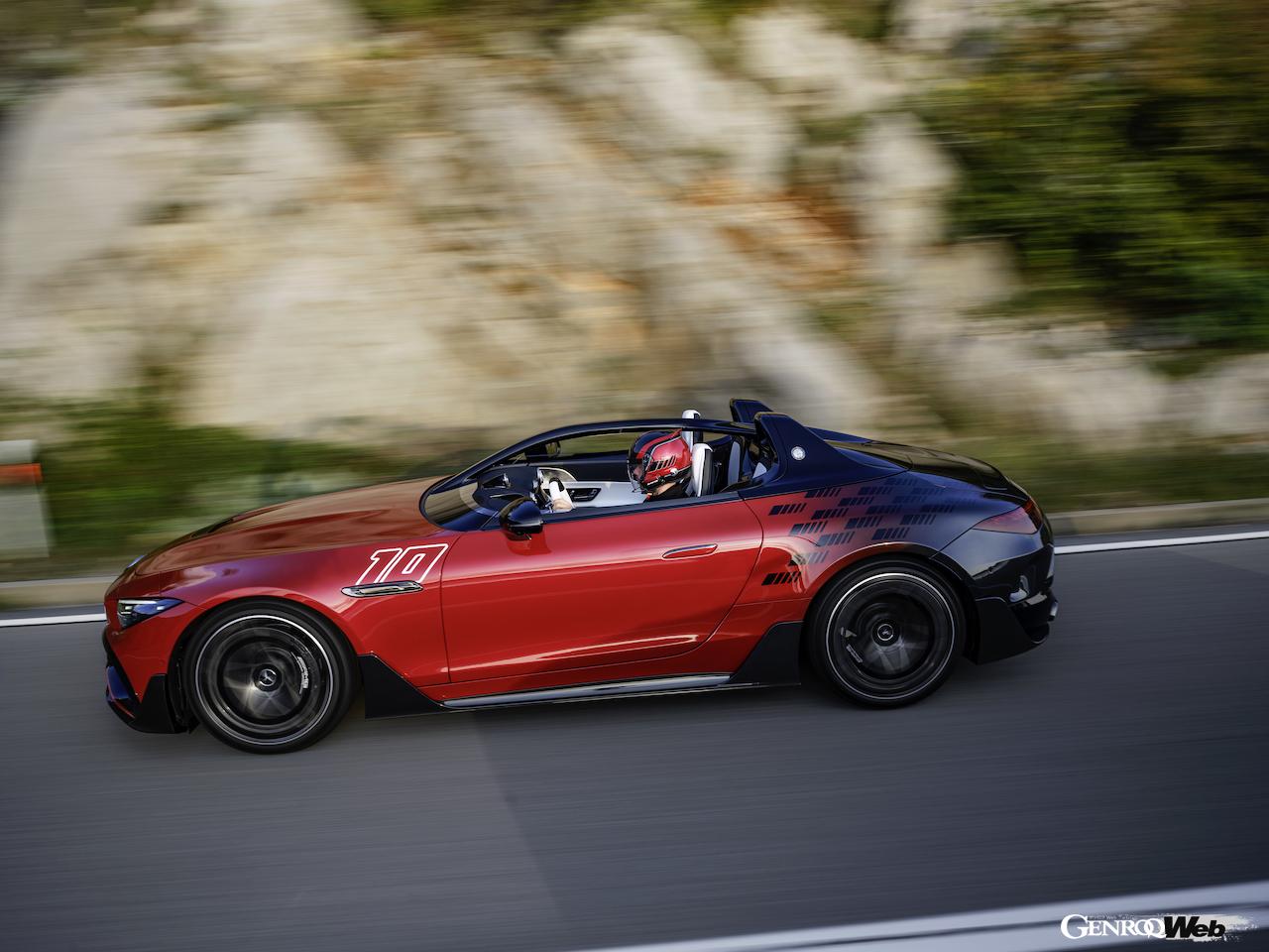 フルオープンバルケッタ「メルセデス AMG ピュアスピード」の走行シーン。