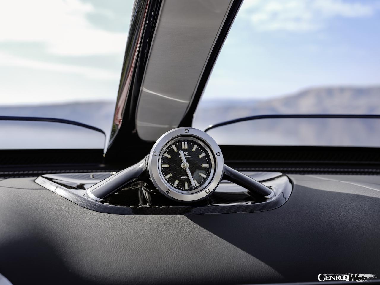 コクピットには、IWCシャフハウゼンが専用デザインした、クロノグラフが配置される。