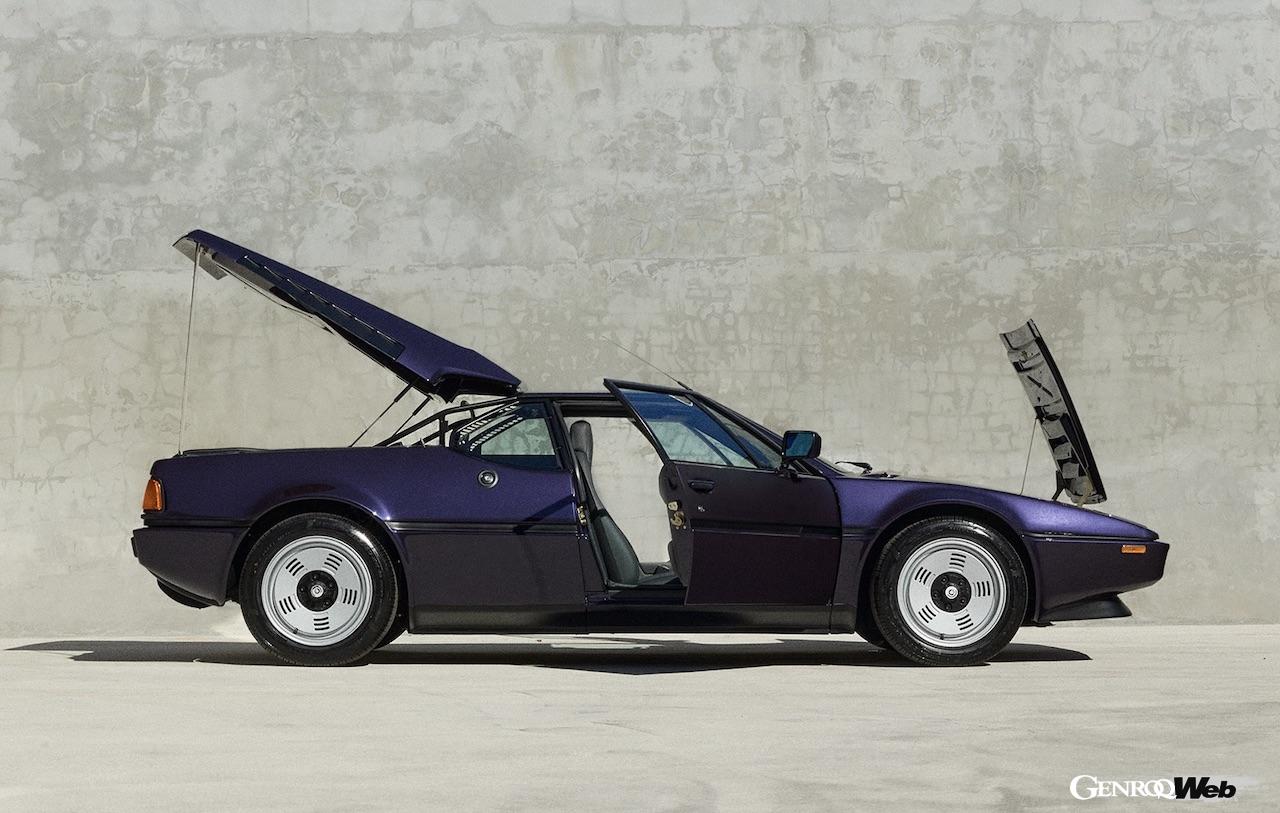 「2025 BMW XM Kith コンセプト」と、1981年型「BMW M1 E26」。