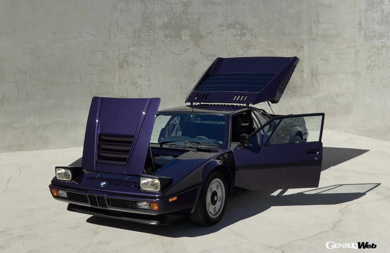 「2025 BMW XM Kith コンセプト」と、1981年型「BMW M1 E26」。