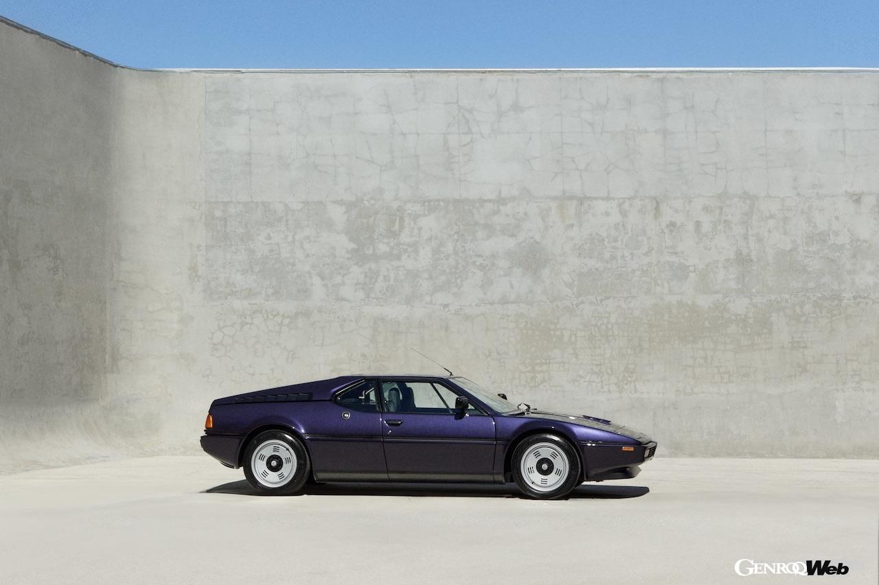 「2025 BMW XM Kith コンセプト」と、1981年型「BMW M1 E26」。