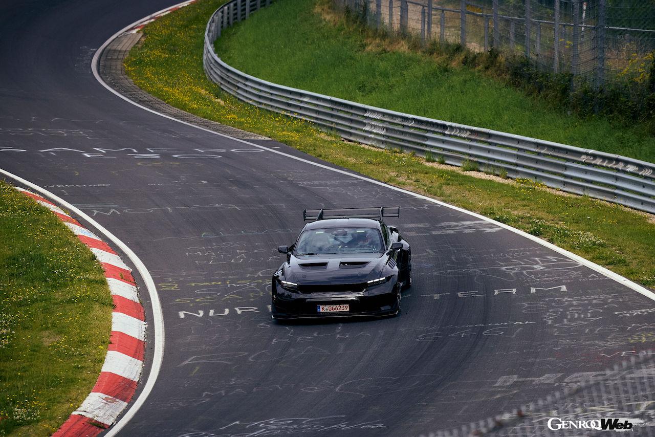 ニュルブルクリンク・ノルドシュライフェを走行する「フォード マスタング GTD」。