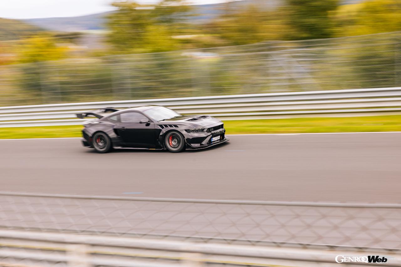 ニュルブルクリンク・ノルドシュライフェを走行する「フォード マスタング GTD」。
