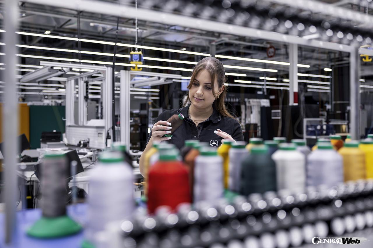 ドイツ・ジンデルフィンゲン工場における、マヌファクトゥアーのテキスタイル縫製工程。