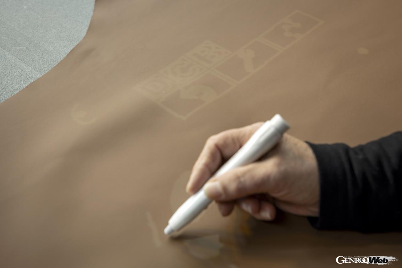 ドイツ・ジンデルフィンゲン工場における、マヌファクトゥアーのレザー製造工程。