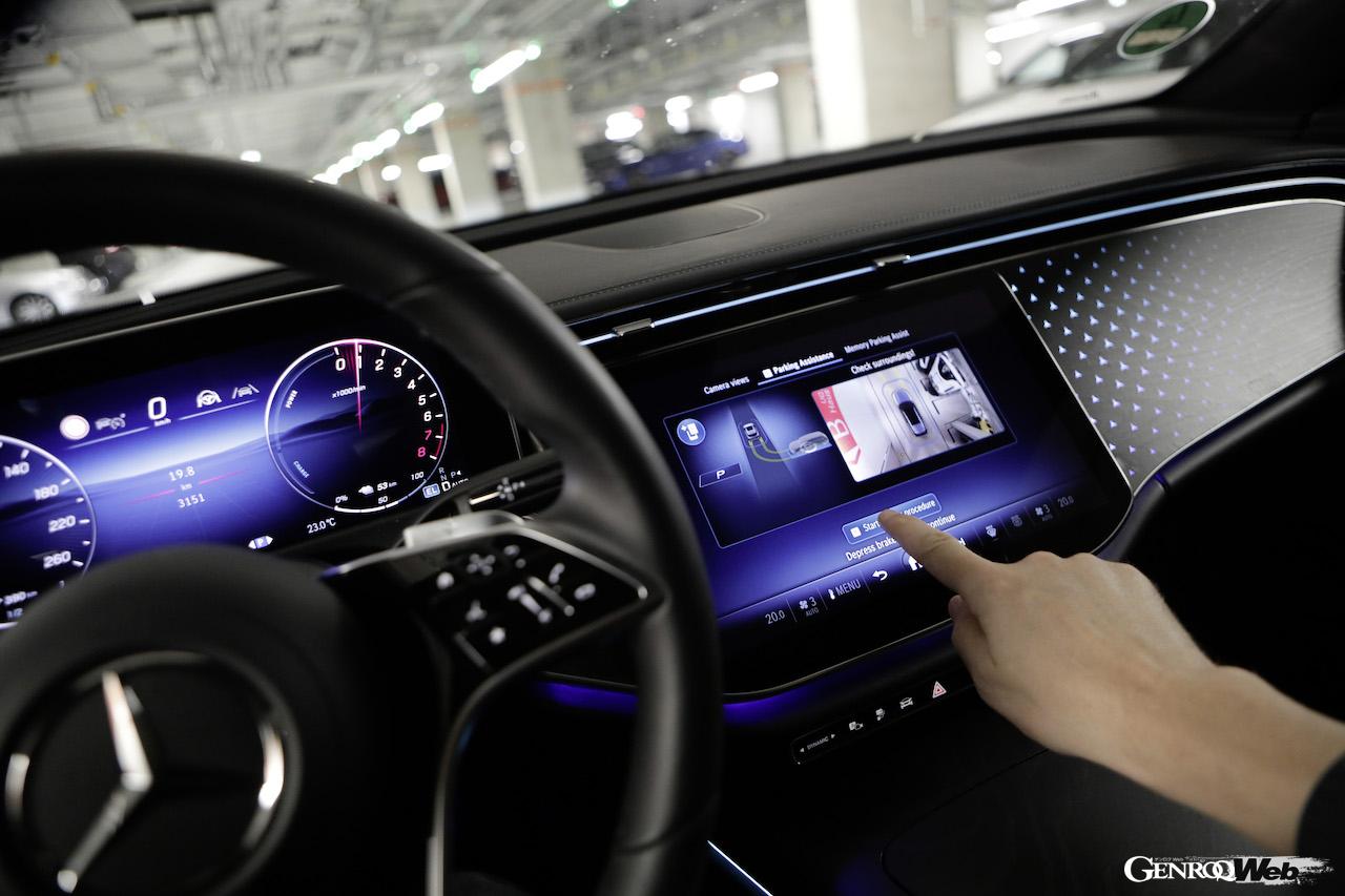 従来の2倍のスピードで自動駐車が可能になった「アクティブパーキングアシスト ウィズ PARKTRONIC」。
