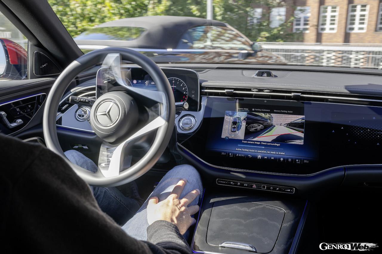 従来の2倍のスピードで自動駐車が可能になった「アクティブパーキングアシスト ウィズ PARKTRONIC」。