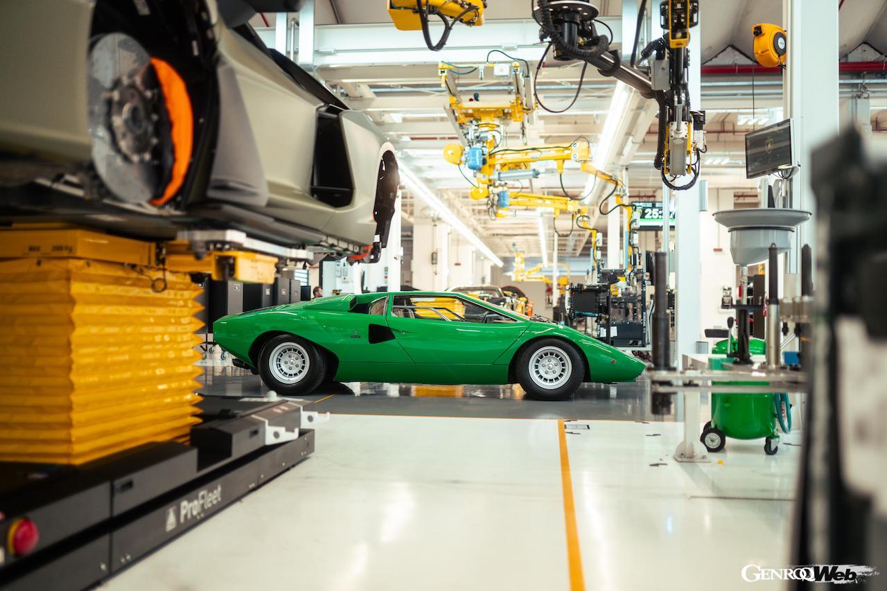 ランボルギーニ初の生産モデル「350GT」は、1964年のジュネーブ・モーターショーでのデビュー60周年を記念し、ジュネーブでフォトセッションを行った。