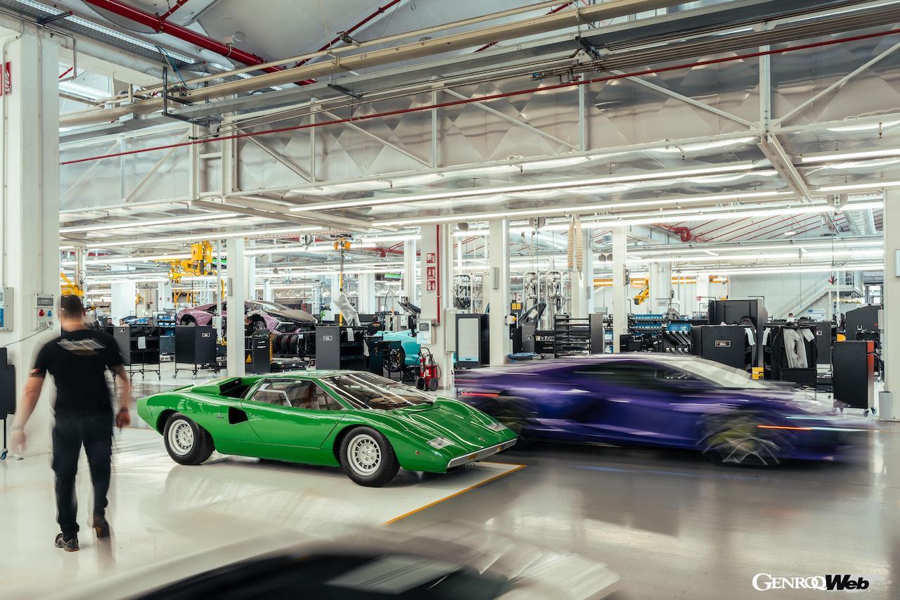 ランボルギーニ初の生産モデル「350GT」は、1964年のジュネーブ・モーターショーでのデビュー60周年を記念し、ジュネーブでフォトセッションを行った。