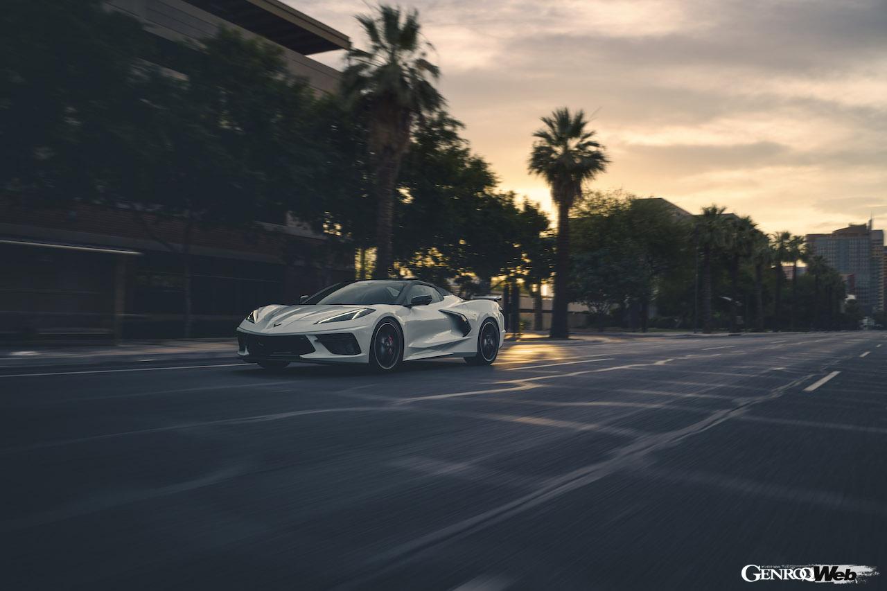 「シボレー コルベット」2025年モデルの走行シーン。