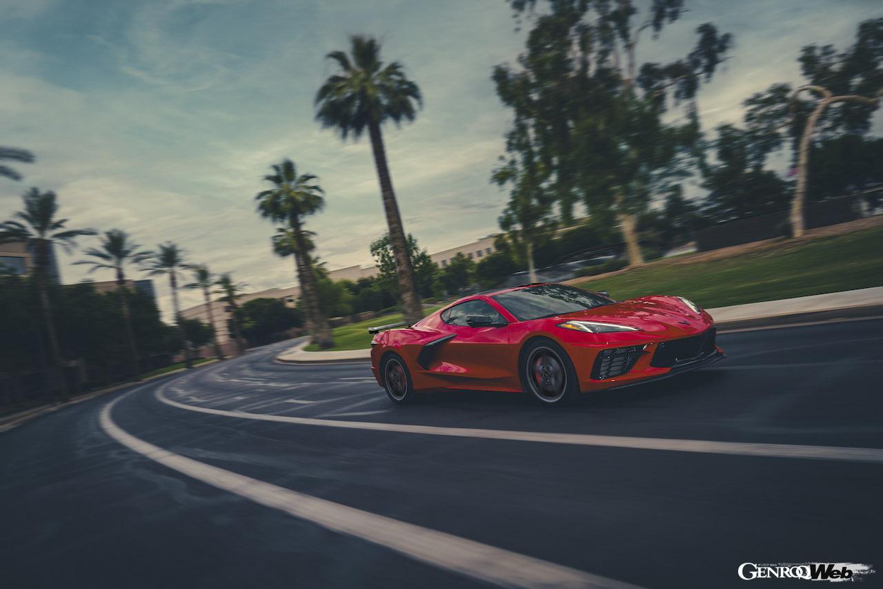 「シボレー コルベット」2025年モデルの走行シーン。