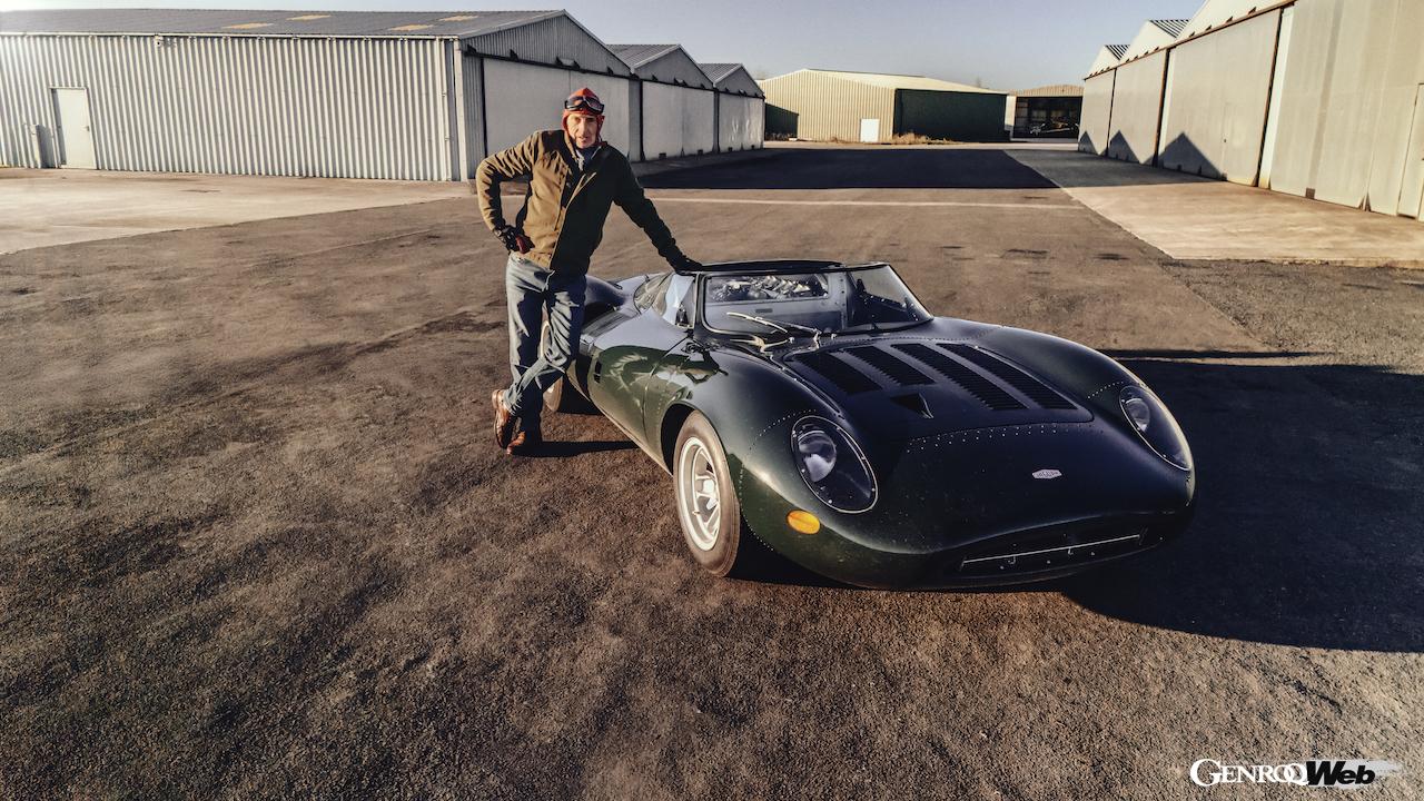 今回、「ジャガー XJ13」のテストを担当した、フィナンシャル・タイムズ紙のモータージャーナリスト、サイモン・デ・バートン。