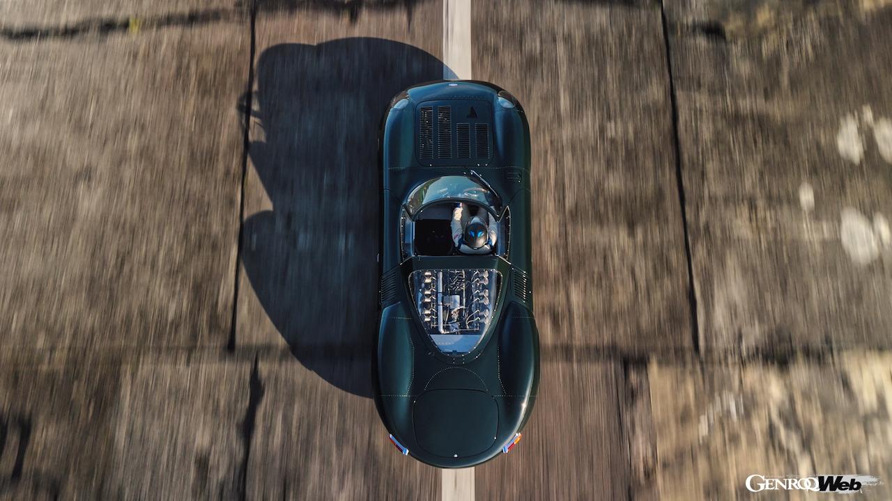 サマセット州ヘンストリッジ飛行場の滑走路において、サイモン・デ・バートンのドライブで走行テストを行った、JDクラシックスの「ジャガー XJ13」。