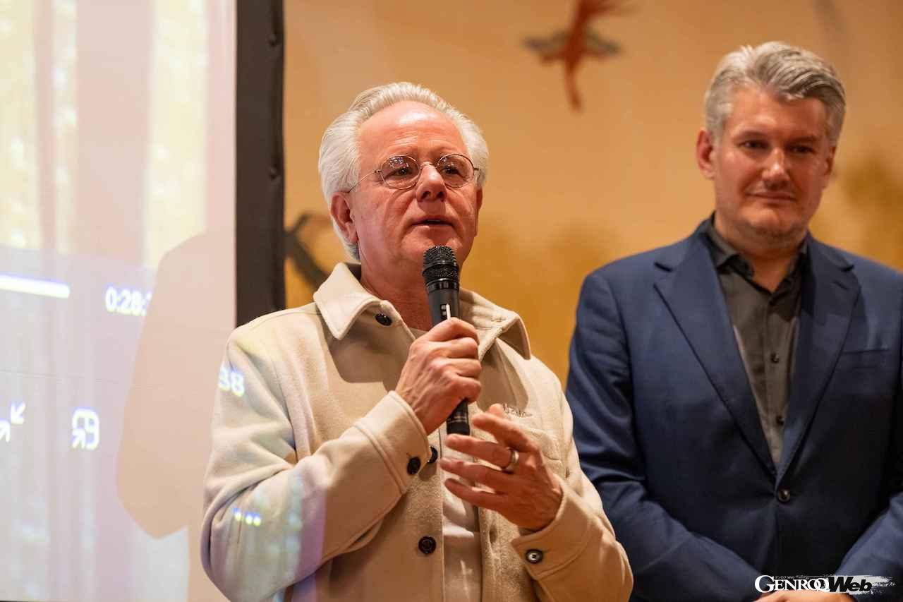 ウアイラの日本デリバリー1号車の納車式も実施された今回のプライベートパーティ。多くのゲストが、普段会うことのできないオラチオ・パガーニとの交流を楽しんでいた。