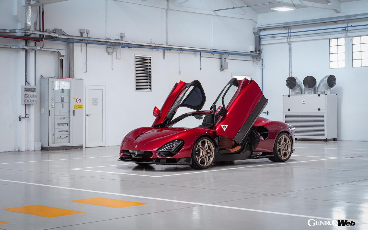 アルファロメオは、今回1号車が納車された「33 ストラダーレ」によって、特注モデル（フオリゼーリ）製造に復帰を果たした。