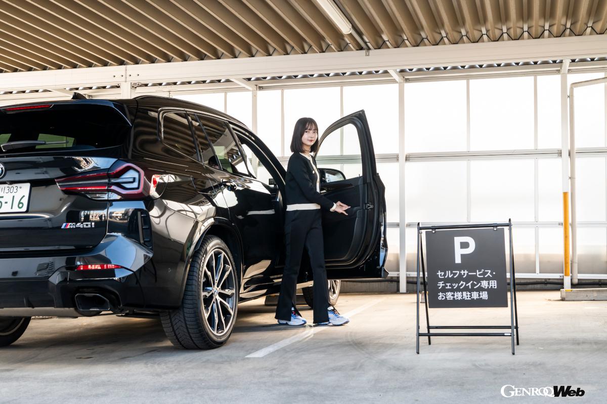 「オンライン・チェックイン・サービス」で「キードロップオフ」を選択した場合は、ディーラーの駐車スペースにクルマを停めたあと、敷地内にあるキオスクと呼ばれるロッカーにキーを預けるだけで入庫が完了する。その操作も至って簡単で、タッチパネルの指示に従い、携帯番号を入力し、画面にサインをするだけ。そうするとロッカーが開くので、キーを入れて蓋を閉めれば終了。営業時間外でも使えるのが嬉しいポイント。