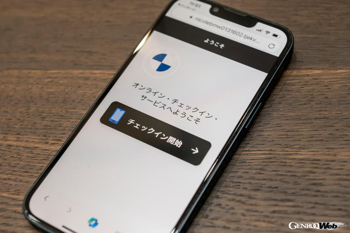 「オンライン・チェックイン・サービス」で「キードロップオフ」を選択した場合は、ディーラーの駐車スペースにクルマを停めたあと、敷地内にあるキオスクと呼ばれるロッカーにキーを預けるだけで入庫が完了する。その操作も至って簡単で、タッチパネルの指示に従い、携帯番号を入力し、画面にサインをするだけ。そうするとロッカーが開くので、キーを入れて蓋を閉めれば終了。営業時間外でも使えるのが嬉しいポイント。