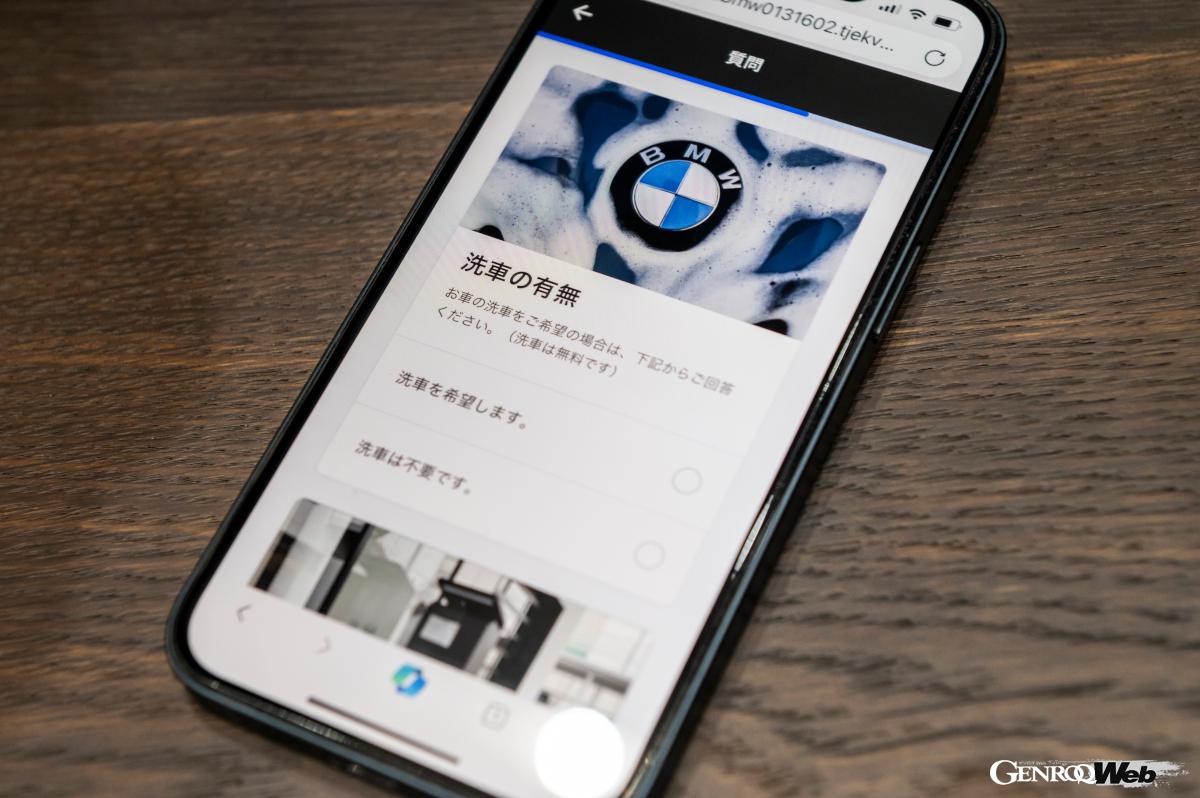 「オンライン・チェックイン・サービス」で「キードロップオフ」を選択した場合は、ディーラーの駐車スペースにクルマを停めたあと、敷地内にあるキオスクと呼ばれるロッカーにキーを預けるだけで入庫が完了する。その操作も至って簡単で、タッチパネルの指示に従い、携帯番号を入力し、画面にサインをするだけ。そうするとロッカーが開くので、キーを入れて蓋を閉めれば終了。営業時間外でも使えるのが嬉しいポイント。