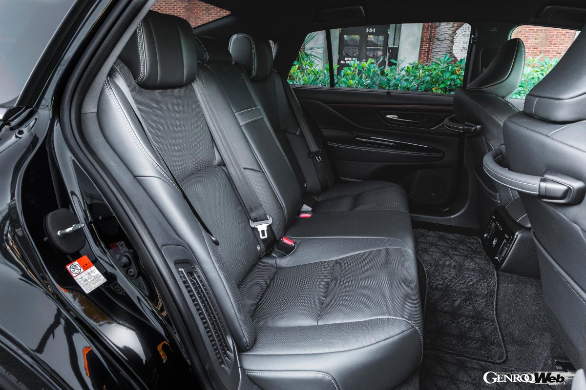 ホールベースは3000mmもあるので、リヤのスペースも広い。