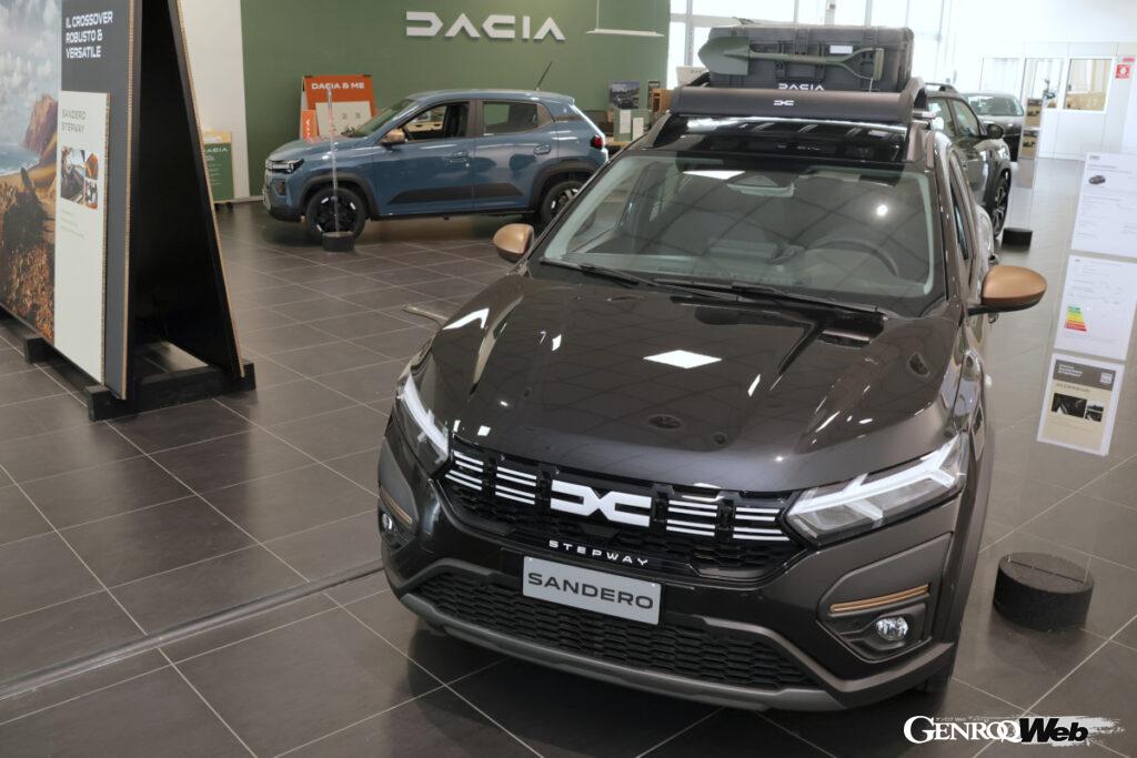 今回執筆にあたり取材に訪れた販売店で。サンデロ・ステップウェイの展示車(手前)はエクストリーム・アップ1.0Tce ECO-Gという仕様で、オプション・付加価値税込み価格は2万0160ユーロ(約325万円)。