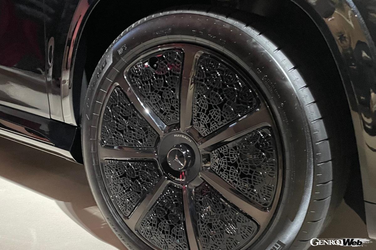 マイバッハパターンをあしらった専用デザインの23インチマイバッハアルミホイールが印象的。