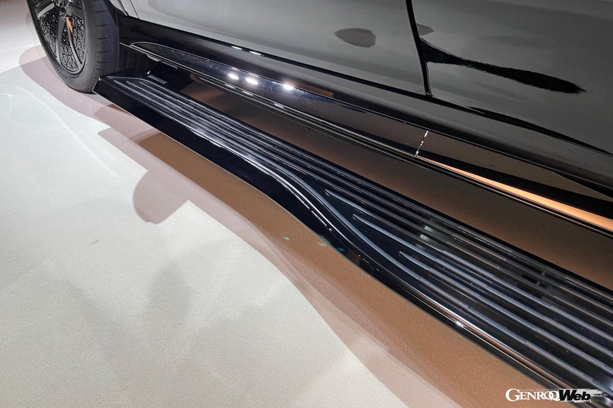 ドアを開けると迫り出す電動ランニングボード。