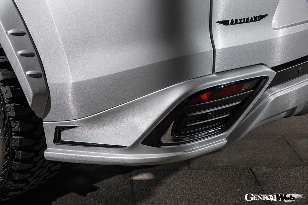 【LX600 EXECUTIVE】LX600標準モデル、エグゼクティブを対象としたプログラム。端正なフロントマスクに加え、片側50mmワイドのオーバーフェンダー、そしてヒッチメンバーの機能を犠牲にしないリヤスポイラー、ボンネットフードのダクトなど、数多くのパーツでアーティシャンスピリッツ流に彩られる。排気系はフルチタンエキゾースト。ホイールはオリジナルの「CORART A7」が用意されているが、これは22インチと24インチを選ぶことができる。