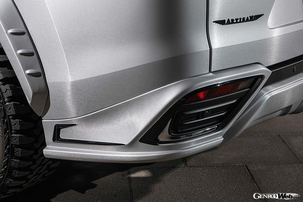 【LX600 EXECUTIVE】LX600標準モデル、エグゼクティブを対象としたプログラム。端正なフロントマスクに加え、片側50mmワイドのオーバーフェンダー、そしてヒッチメンバーの機能を犠牲にしないリヤスポイラー、ボンネットフードのダクトなど、数多くのパーツでアーティシャンスピリッツ流に彩られる。排気系はフルチタンエキゾースト。ホイールはオリジナルの「CORART A7」が用意されているが、これは22インチと24インチを選ぶことができる。