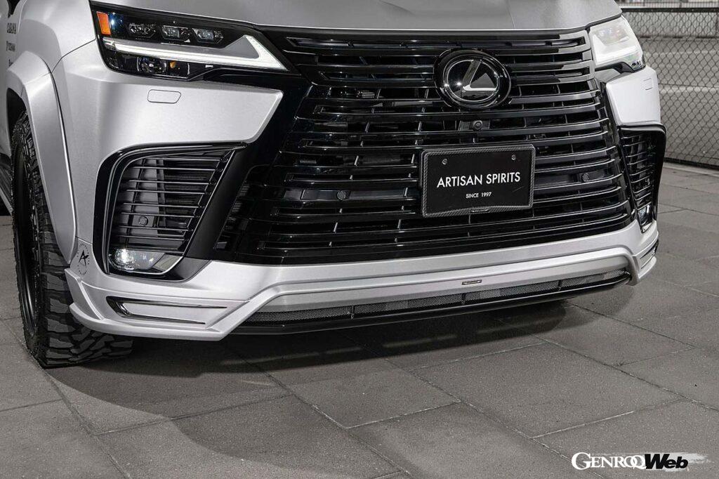 【LX600 EXECUTIVE】LX600標準モデル、エグゼクティブを対象としたプログラム。端正なフロントマスクに加え、片側50mmワイドのオーバーフェンダー、そしてヒッチメンバーの機能を犠牲にしないリヤスポイラー、ボンネットフードのダクトなど、数多くのパーツでアーティシャンスピリッツ流に彩られる。排気系はフルチタンエキゾースト。ホイールはオリジナルの「CORART A7」が用意されているが、これは22インチと24インチを選ぶことができる。