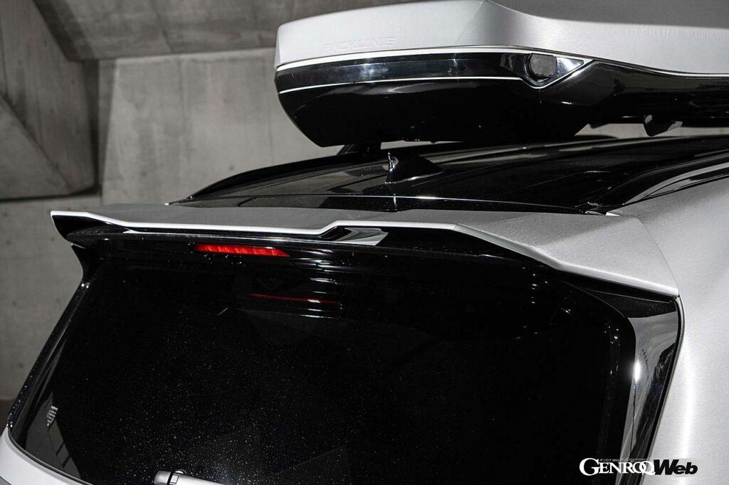 【LX600 EXECUTIVE】LX600標準モデル、エグゼクティブを対象としたプログラム。端正なフロントマスクに加え、片側50mmワイドのオーバーフェンダー、そしてヒッチメンバーの機能を犠牲にしないリヤスポイラー、ボンネットフードのダクトなど、数多くのパーツでアーティシャンスピリッツ流に彩られる。排気系はフルチタンエキゾースト。ホイールはオリジナルの「CORART A7」が用意されているが、これは22インチと24インチを選ぶことができる。