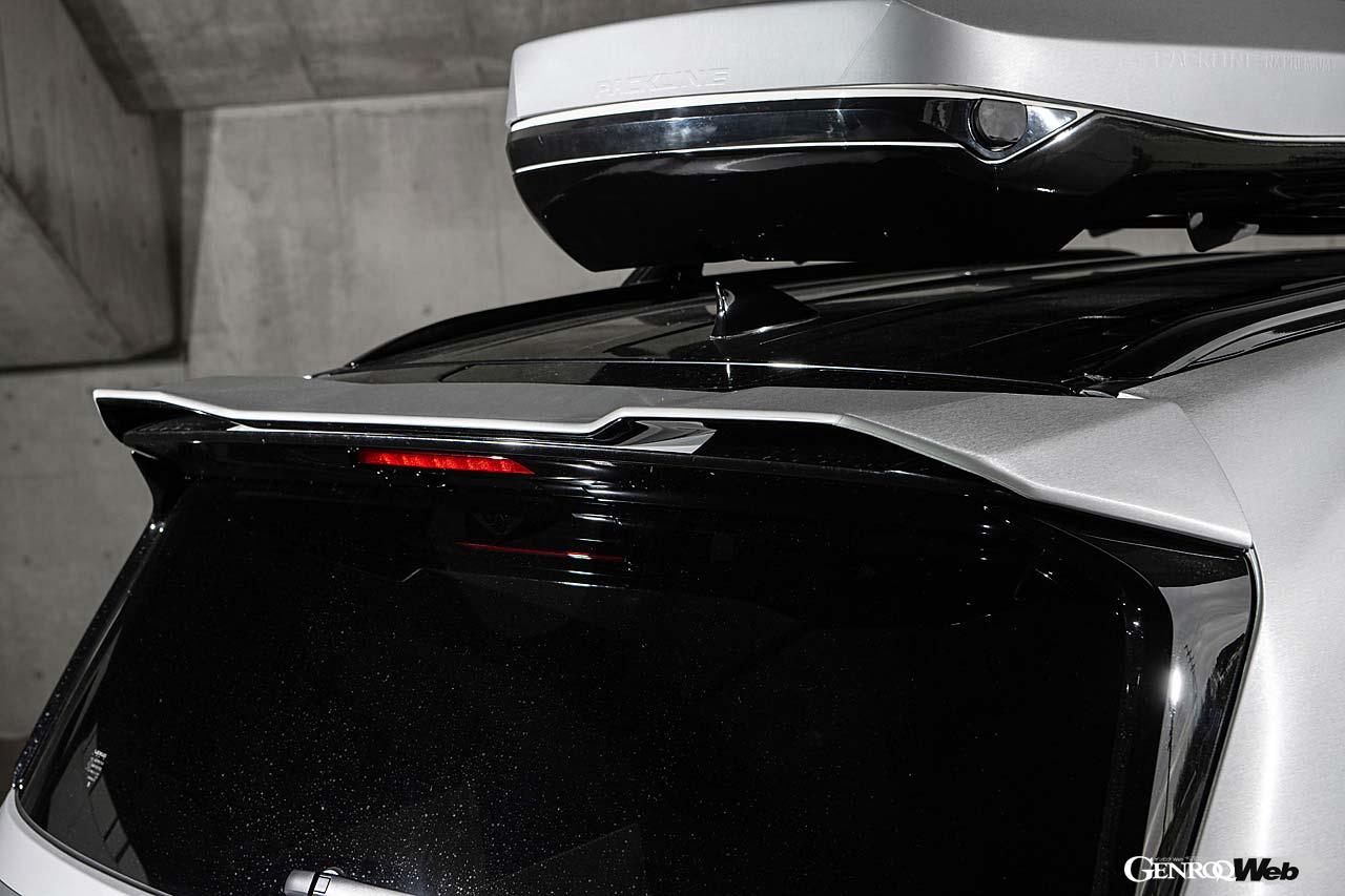 【LX600 EXECUTIVE】LX600標準モデル、エグゼクティブを対象としたプログラム。端正なフロントマスクに加え、片側50mmワイドのオーバーフェンダー、そしてヒッチメンバーの機能を犠牲にしないリヤスポイラー、ボンネットフードのダクトなど、数多くのパーツでアーティシャンスピリッツ流に彩られる。排気系はフルチタンエキゾースト。ホイールはオリジナルの「CORART A7」が用意されているが、これは22インチと24インチを選ぶことができる。