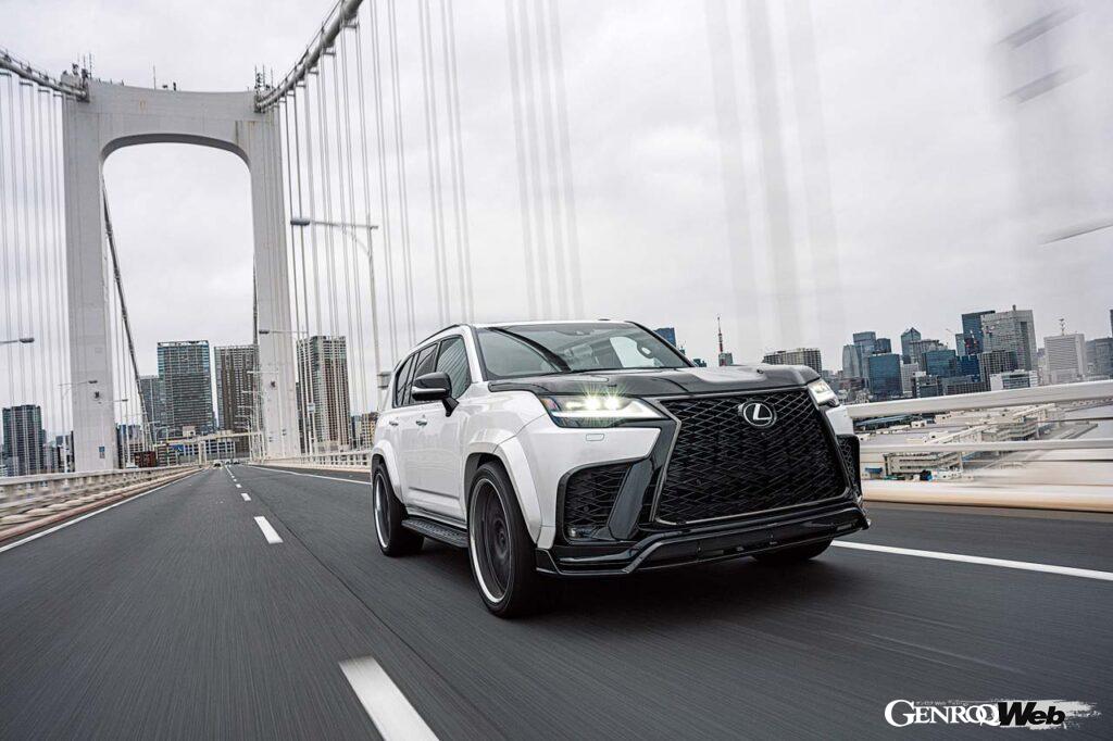 【LX600 F SPORT】LX600になって初設定されたFスポーツは日本未導入ながらアーティシャンスピリッツが寄り添ってくれた。機能性を犠牲にせずスポーティな雰囲気を盛り上げてくれる片側50mmワイドのオーバーフェンダーやボンネットなど、見どころは多々ある。すべてのボディパーツはカーボンとFRPが用意され、フルカーボンにすれば迫力満点に。または一部だけカーボンを取り入れたり、FRP(ボディ同色)にしてシックに仕立てることもできる。