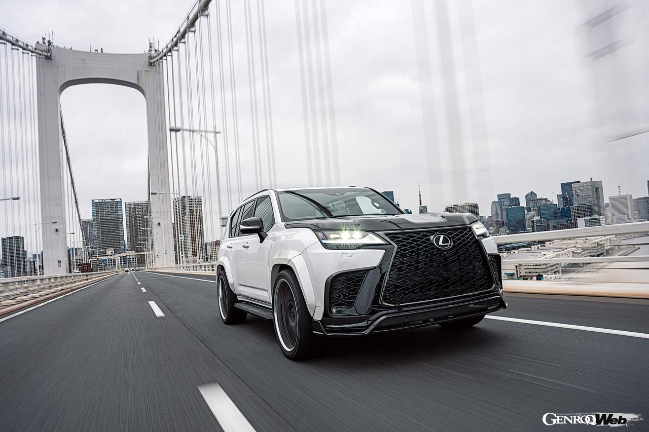 【LX600 F SPORT】LX600になって初設定されたFスポーツは日本未導入ながらアーティシャンスピリッツが寄り添ってくれた。機能性を犠牲にせずスポーティな雰囲気を盛り上げてくれる片側50mmワイドのオーバーフェンダーやボンネットなど、見どころは多々ある。すべてのボディパーツはカーボンとFRPが用意され、フルカーボンにすれば迫力満点に。または一部だけカーボンを取り入れたり、FRP（ボディ同色）にしてシックに仕立てることもできる。