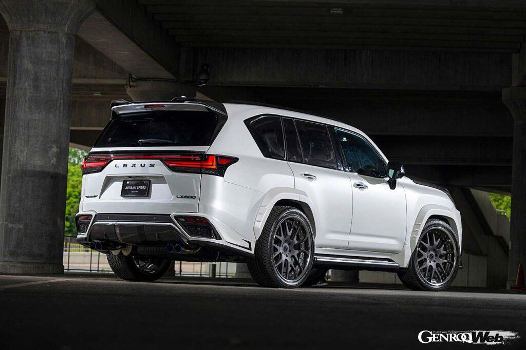 【LX600 F SPORT】LX600になって初設定されたFスポーツは日本未導入ながらアーティシャンスピリッツが寄り添ってくれた。機能性を犠牲にせずスポーティな雰囲気を盛り上げてくれる片側50mmワイドのオーバーフェンダーやボンネットなど、見どころは多々ある。すべてのボディパーツはカーボンとFRPが用意され、フルカーボンにすれば迫力満点に。または一部だけカーボンを取り入れたり、FRP（ボディ同色）にしてシックに仕立てることもできる。