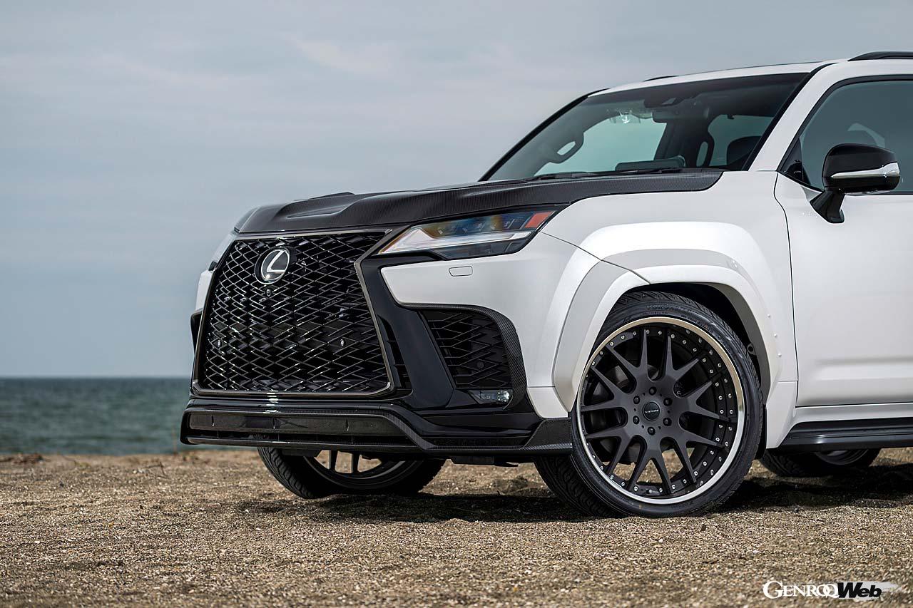 【LX600 F SPORT】LX600になって初設定されたFスポーツは日本未導入ながらアーティシャンスピリッツが寄り添ってくれた。機能性を犠牲にせずスポーティな雰囲気を盛り上げてくれる片側50mmワイドのオーバーフェンダーやボンネットなど、見どころは多々ある。すべてのボディパーツはカーボンとFRPが用意され、フルカーボンにすれば迫力満点に。または一部だけカーボンを取り入れたり、FRP（ボディ同色）にしてシックに仕立てることもできる。