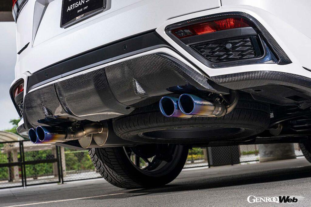 【LX600 F SPORT】LX600になって初設定されたFスポーツは日本未導入ながらアーティシャンスピリッツが寄り添ってくれた。機能性を犠牲にせずスポーティな雰囲気を盛り上げてくれる片側50mmワイドのオーバーフェンダーやボンネットなど、見どころは多々ある。すべてのボディパーツはカーボンとFRPが用意され、フルカーボンにすれば迫力満点に。または一部だけカーボンを取り入れたり、FRP（ボディ同色）にしてシックに仕立てることもできる。